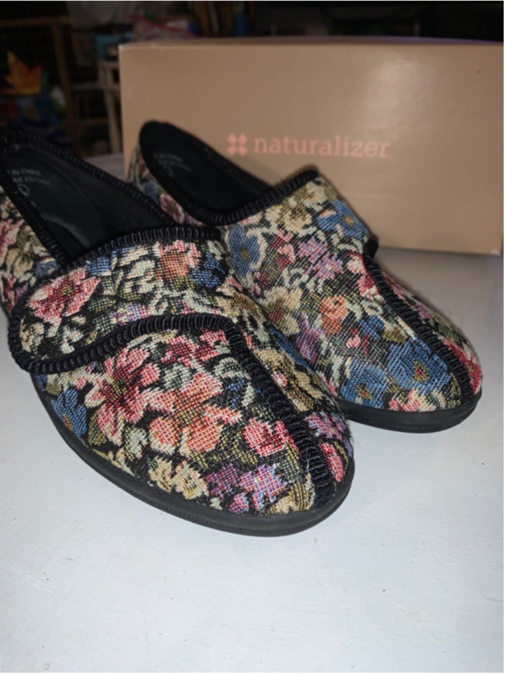 Women's Naturalizer Floral Tapestry Slippers Size 9 Black Multi